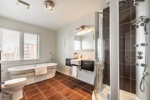 Salle de bains - 8004 Rue Lemelin, Brossard, QC 