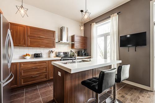 Cuisine - 8004 Rue Lemelin, Brossard, QC 