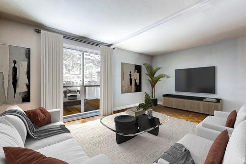 Salon - 4838 Rue Lake, Dollard-Des-Ormeaux, QC 