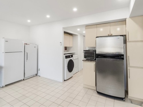 Cuisine - 104-5700 Av. Rembrandt, Côte-Saint-Luc, QC - Indoor Photo Showing Laundry Room