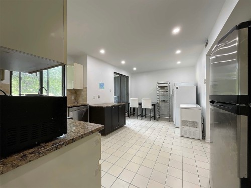 Cuisine - 104-5700 Av. Rembrandt, Côte-Saint-Luc, QC - Indoor