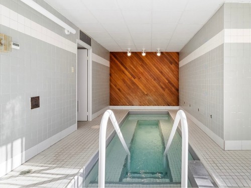 Piscine - 104-5700 Av. Rembrandt, Côte-Saint-Luc, QC - Indoor Photo Showing Other Room