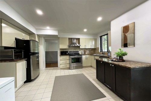 Cuisine - 104-5700 Av. Rembrandt, Côte-Saint-Luc, QC - Indoor Photo Showing Kitchen