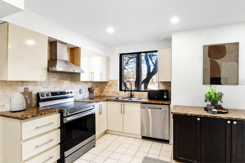 Cuisine - 104-5700 Av. Rembrandt, Côte-Saint-Luc, QC - Indoor Photo Showing Kitchen With Double Sink