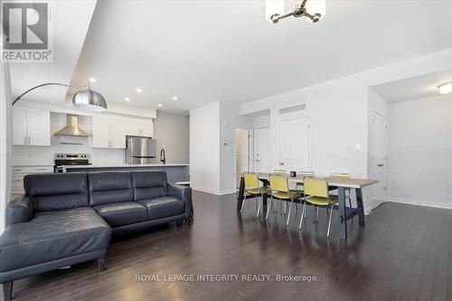 359 Axis Way, Ottawa, ON - Indoor Photo Showing Living Room