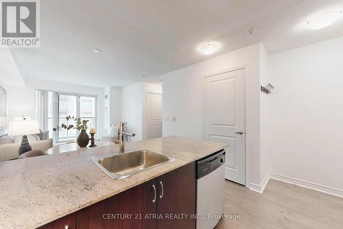 405 - 27 Rean Drive, Toronto, ON - Indoor Photo Showing Kitchen