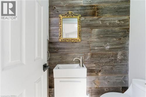 166 Beach Road, Hamilton, ON - Indoor Photo Showing Bathroom