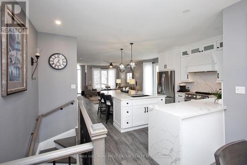 1010 Glenbourne Drive, Oshawa, ON - Indoor Photo Showing Kitchen With Upgraded Kitchen
