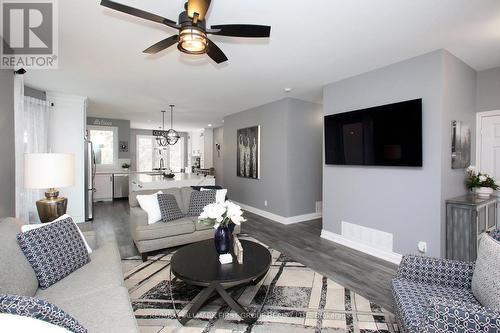 1010 Glenbourne Drive, Oshawa, ON - Indoor Photo Showing Living Room