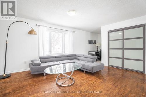 6950 Yonge Street, Innisfil, ON - Indoor Photo Showing Living Room