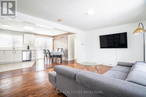 6950 Yonge Street, Innisfil, ON - Indoor Photo Showing Living Room