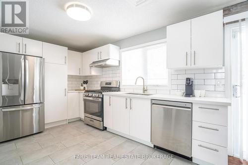 6950 Yonge Street, Innisfil, ON - Indoor Photo Showing Kitchen With Upgraded Kitchen