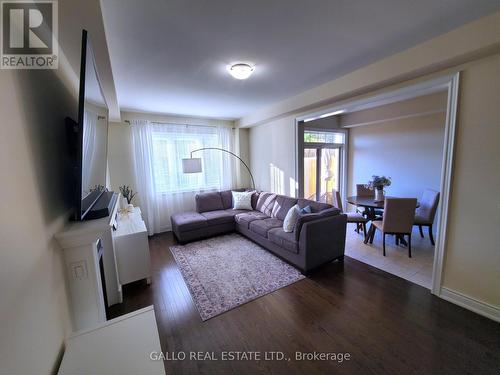 124 Countryman Road, East Gwillimbury, ON - Indoor Photo Showing Living Room