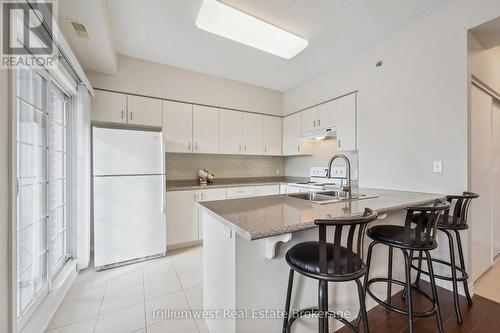 321 - 1440 Gordon Street, Guelph (Pineridge/Westminster Woods), ON - Indoor Photo Showing Kitchen With Double Sink