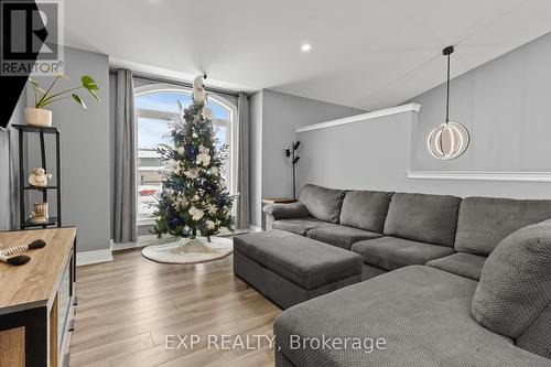 2756 Arrowsmith Court, Fort Erie (Black Creek), ON - Indoor Photo Showing Living Room