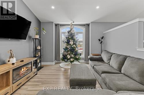 2756 Arrowsmith Court, Fort Erie (Black Creek), ON - Indoor Photo Showing Living Room