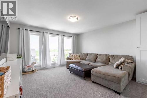4889 7Th Street W, Claresholm, AB - Indoor Photo Showing Living Room