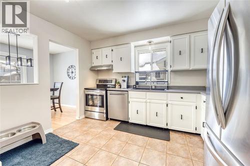 216 Blackthorn Crescent, St Clair, ON - Indoor Photo Showing Kitchen