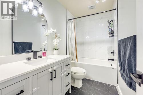 216 Blackthorn Crescent, St Clair, ON - Indoor Photo Showing Bathroom