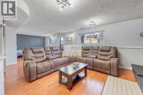 216 Blackthorn Crescent, St Clair, ON - Indoor Photo Showing Living Room