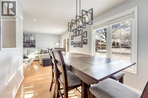 216 Blackthorn Crescent, St Clair, ON - Indoor Photo Showing Dining Room