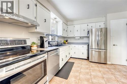 216 Blackthorn Crescent, St Clair, ON - Indoor Photo Showing Kitchen