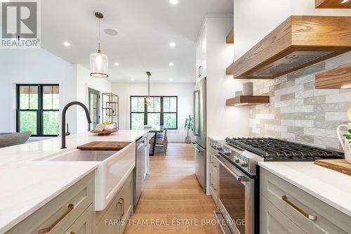 190 Toll Road, King, ON - Indoor Photo Showing Kitchen With Upgraded Kitchen
