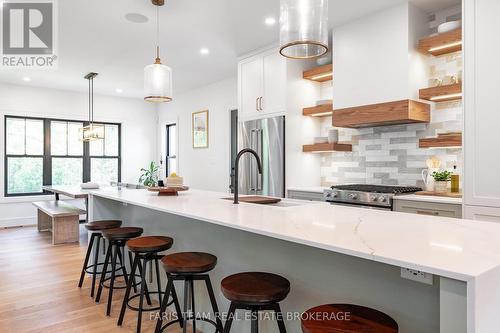 190 Toll Road, King, ON - Indoor Photo Showing Kitchen With Upgraded Kitchen