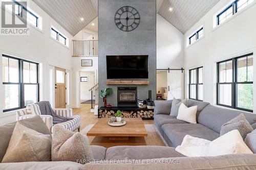 190 Toll Road, King, ON - Indoor Photo Showing Living Room
