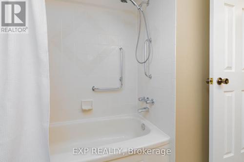 200 Biscayne Boulevard, Georgina, ON - Indoor Photo Showing Bathroom