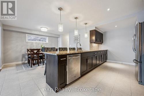 139 Couling Crescent, Guelph (Grange Road), ON - Indoor Photo Showing Kitchen With Upgraded Kitchen