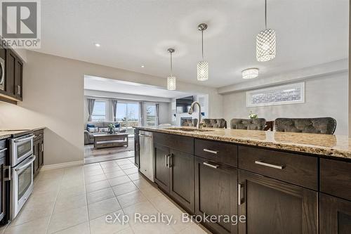 139 Couling Crescent, Guelph (Grange Road), ON - Indoor Photo Showing Kitchen With Upgraded Kitchen