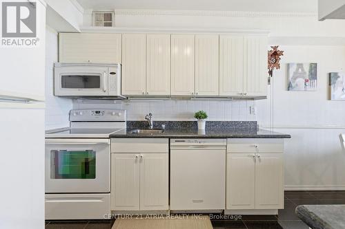 909 - 50 Baif Boulevard, Richmond Hill, ON - Indoor Photo Showing Kitchen