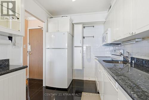 909 - 50 Baif Boulevard, Richmond Hill, ON - Indoor Photo Showing Kitchen With Double Sink