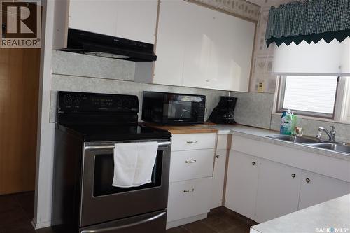 32 Kasper Crescent, Assiniboia, SK - Indoor Photo Showing Kitchen With Double Sink