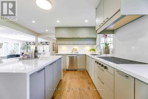 3640 Burnbrae Drive, Mississauga, ON - Indoor Photo Showing Kitchen With Upgraded Kitchen