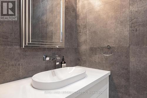 40 Hoyle Avenue, Toronto, ON - Indoor Photo Showing Bathroom
