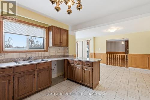 4065 River Mill Way, Mississauga, ON - Indoor Photo Showing Kitchen With Double Sink