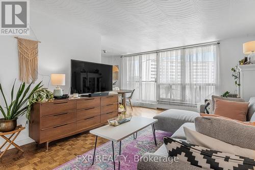 509 - 15 Towering Heights Boulevard, St. Catharines (Glendale/Glenridge), ON - Indoor Photo Showing Living Room