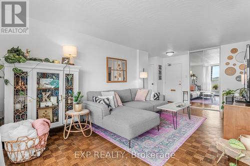 509 - 15 Towering Heights Boulevard, St. Catharines (Glendale/Glenridge), ON - Indoor Photo Showing Living Room