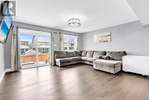 181 Halls Drive, Centre Wellington (Elora/Salem), ON - Indoor Photo Showing Living Room