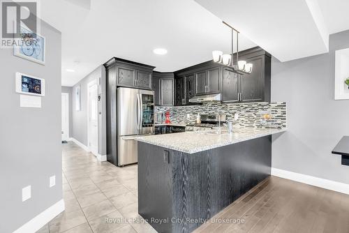 181 Halls Drive, Centre Wellington (Elora/Salem), ON - Indoor Photo Showing Kitchen With Upgraded Kitchen