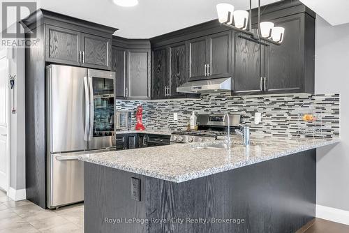 181 Halls Drive, Centre Wellington (Elora/Salem), ON - Indoor Photo Showing Kitchen With Upgraded Kitchen