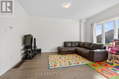 73 Oakmont Drive, Loyalist (Bath), ON - Indoor Photo Showing Living Room