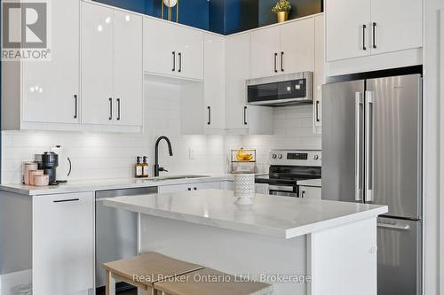 406 - 4140 Foxwood Drive, Burlington (Tansley), ON - Indoor Photo Showing Kitchen With Upgraded Kitchen