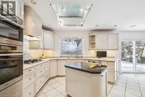 25 Bannisdale Way, Hamilton, ON - Indoor Photo Showing Kitchen