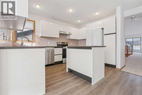 124 Edgebrook Road Nw, Calgary, AB - Indoor Photo Showing Kitchen With Upgraded Kitchen
