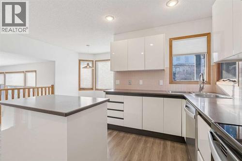 124 Edgebrook Road Nw, Calgary, AB - Indoor Photo Showing Kitchen