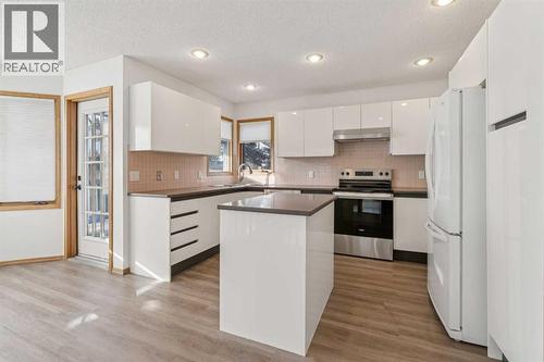 124 Edgebrook Road Nw, Calgary, AB - Indoor Photo Showing Kitchen