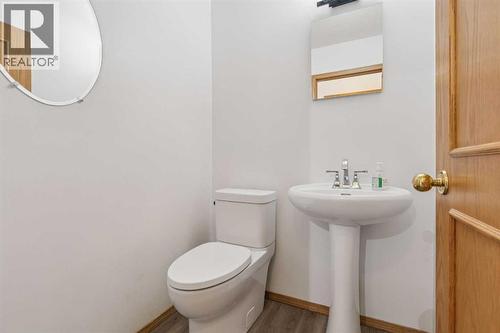 124 Edgebrook Road Nw, Calgary, AB - Indoor Photo Showing Bathroom